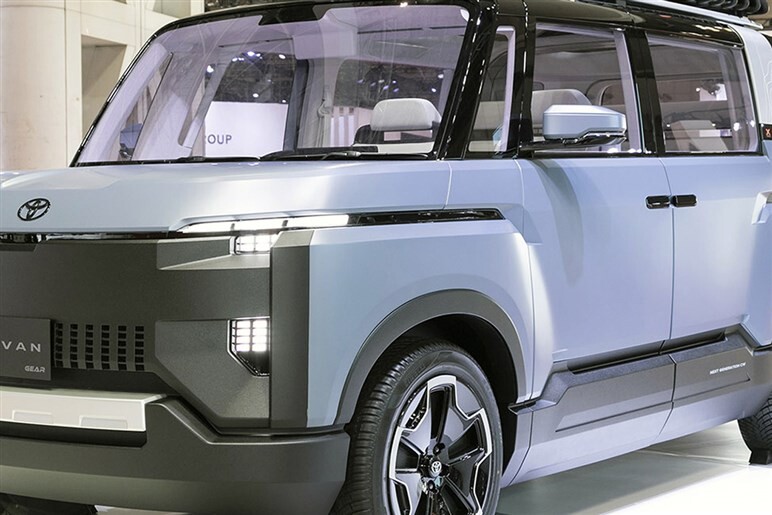 トヨタ新型「クロスバン」が2025年登場へ　ギア感満載で王者三菱「デリカD:5」に真っ向勝負か？