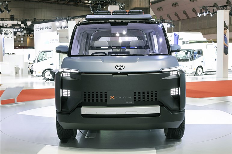 トヨタ新型「クロスバン」が2025年登場へ　ギア感満載で王者三菱「デリカD:5」に真っ向勝負か？