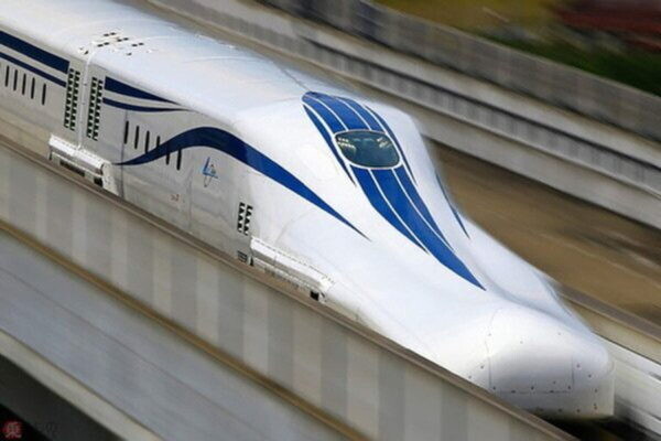 リニア中央新幹線「未来感たっぷりの新しい試験車」ついにお目見え！ これまでの車両と全く異なる“金色の帯”