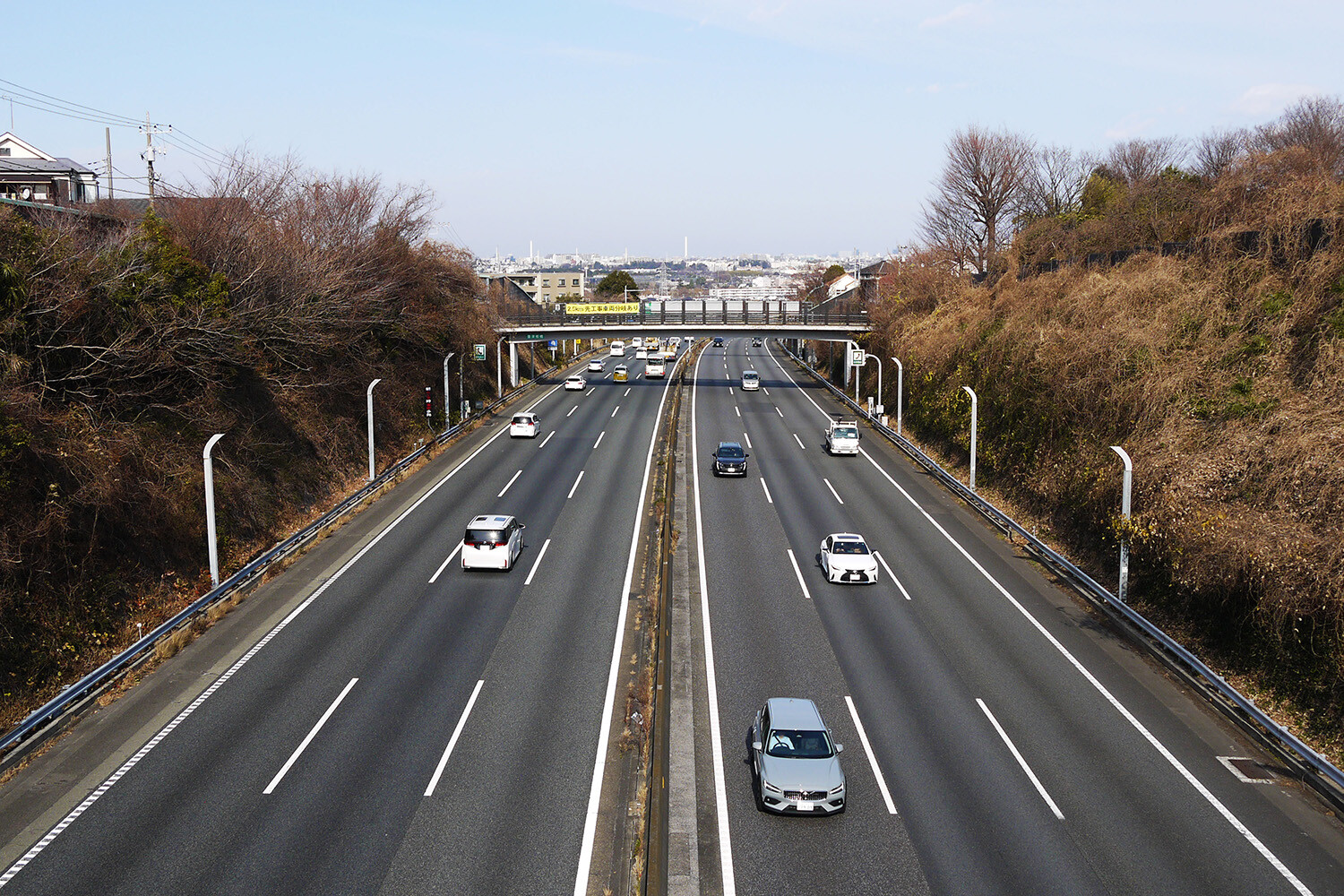 のんびり行くかと左車線に変更したら右車線よりも流れがよくて抜いちゃった！　前が詰まったから再び右に車線変更したら「左側追い越し」違反になる？