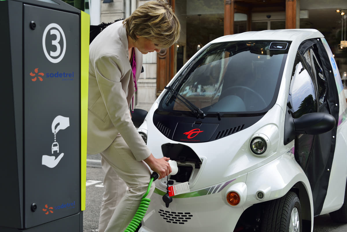 年 トヨタが２人乗りモデル販売 法改正が進む中 超小型ev が それでも 普及しないワケ Auto Messe Web 自動車 情報サイト 新車 中古車 Carview