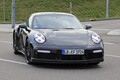 【スクープ】“ナナサン・カレラ”の再来か？ 新型「ポルシェ911ターボ」のプロトタイプがダックテールスポイラーを装備！