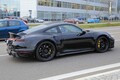 【スクープ】“ナナサン・カレラ”の再来か？ 新型「ポルシェ911ターボ」のプロトタイプがダックテールスポイラーを装備！