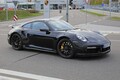 【スクープ】“ナナサン・カレラ”の再来か？ 新型「ポルシェ911ターボ」のプロトタイプがダックテールスポイラーを装備！