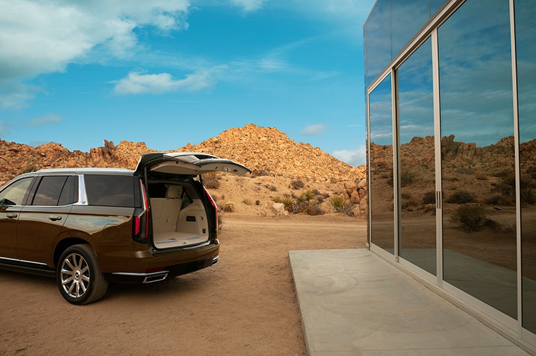 アメ車ど真ん中な迫力のプレミアムSUV、キャデラック「エスカレード」がフルモデルチェンジ。市販車初の装備も