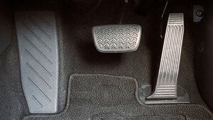 踏み間違い防止の切り札!?? 愛車は吊り下げ式かオルガン式か アクセルペダル配置の長所と短所