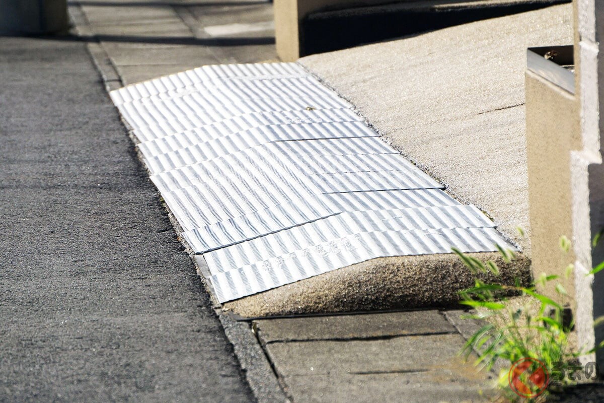 自宅駐車場前の「段差スロープ」実は“違法”!? 事故を誘発する原因にも！ 自治体も警告する「設置のリスク」とは
