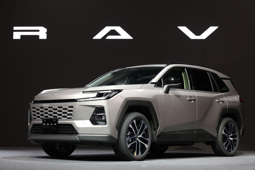 6代目にフルチェン&世界初公開！新型トヨタRAV4はどう変わったのか？【チーフエンジニアに聞く】