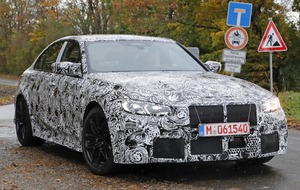 【スクープ】新型「BMW M3」に最接近！ 巨大キドニーグリルも一部を確認