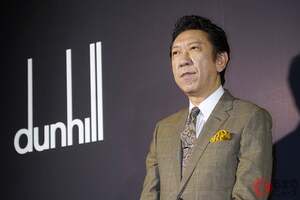 「布袋寅泰」が愛車「“小さい”高級外車」“公開”し話題に！ 「気持ち良さそう」な「英国車」どんなクルマ？