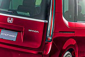 約388万円！ ホンダ「“６人乗り”ステップワゴン」！ リッター約20km走る＆全長4.8m級の「ちょうど良いサイズ」採用の「乗降性向上モデル」とは