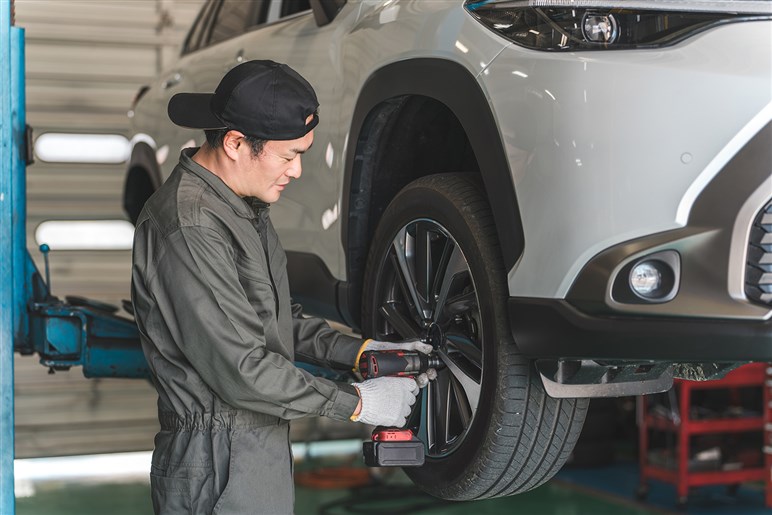 【車検はどこで受けるのがいいのか問題】ディーラーか民間整備工場かガソリンスタンドか。それぞれのメリット・デメリットとは？