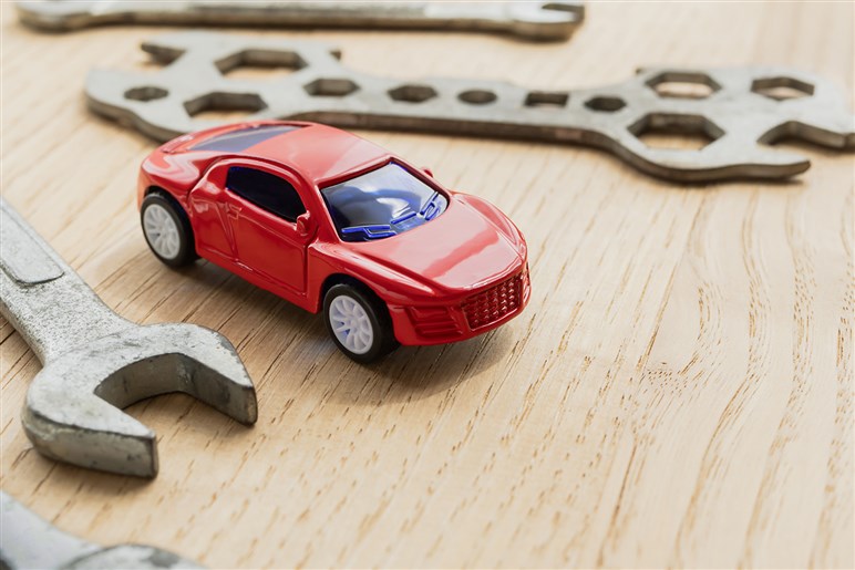 【車検はどこで受けるのがいいのか問題】ディーラーか民間整備工場かガソリンスタンドか。それぞれのメリット・デメリットとは？