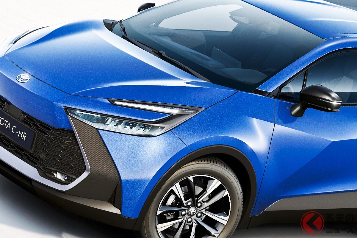 約638万円から！ トヨタ「“新”C-HR」発表！ 全長4.3mボディに斬新「プリウス顔」＆「赤いTOYOTA」エンブレム採用！ 画期的「ジオフェンシング機能」搭載の26年モデル 欧州で登場