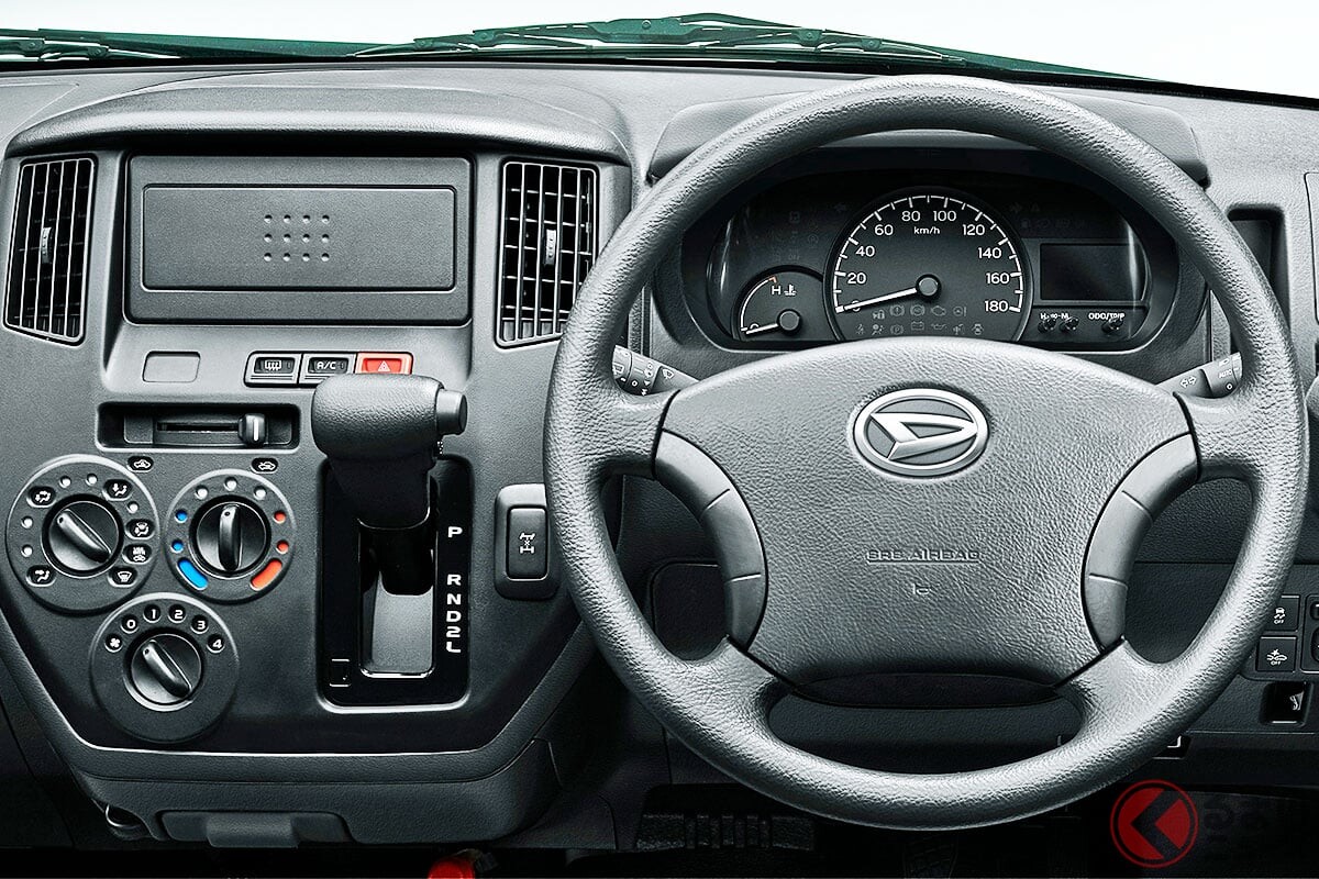 新車206万円で5速MTあり！ ダイハツ「5人乗りシンプル“バン”」に注目！ 全長4mサイズで「室内長2m超え」広すぎ空間が凄い！ ちょうどいい「グランマックス」どんな車？