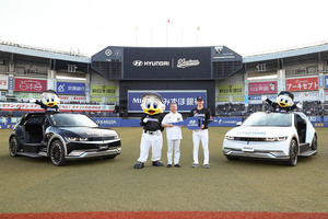 プロ野球界にもEV化の波。ヒョンデ「アイオニック5」が日本初のEVリリーフカーとして千葉ロッテに贈呈