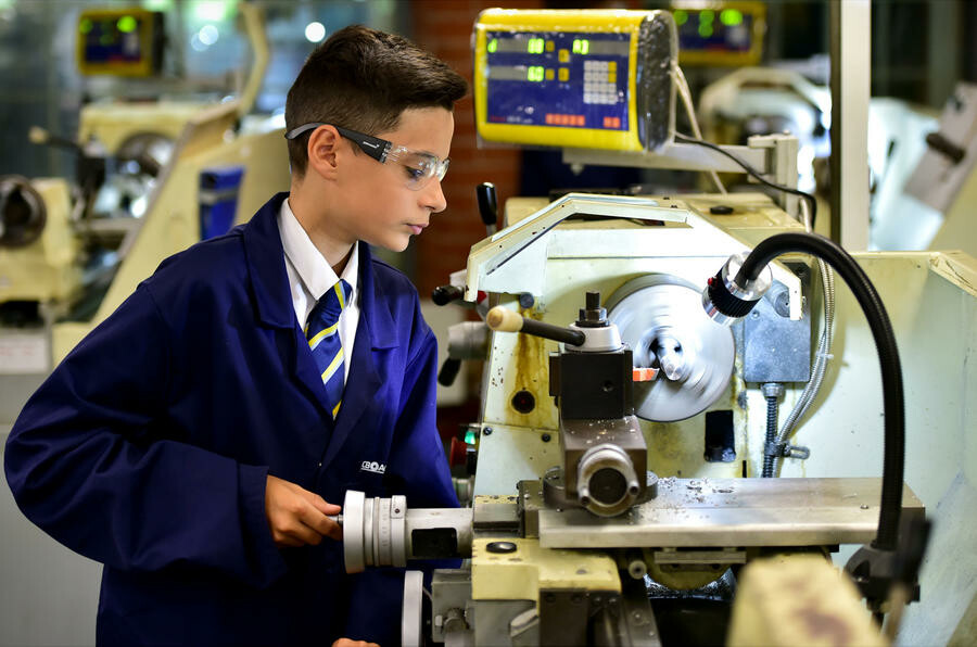 未来の技術者を育てる「学校」、英国JCBアカデミーとは　ビジネス的観点も教育