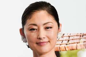 女優「常盤貴子」が“540万円超え”「高級クーペ」との“2ショット”公開！ 「素敵デス」「可愛らしい」の声も!? お似合いすぎる「日産車」どんなクルマ？