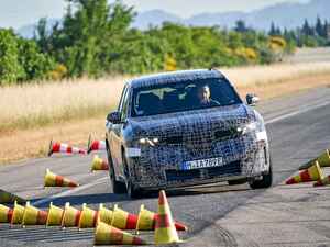 新型「BMW iX3」の最新情報を公開、次世代BEV「ノイエクラッセ」第1弾としてIAAでワールドデビュー