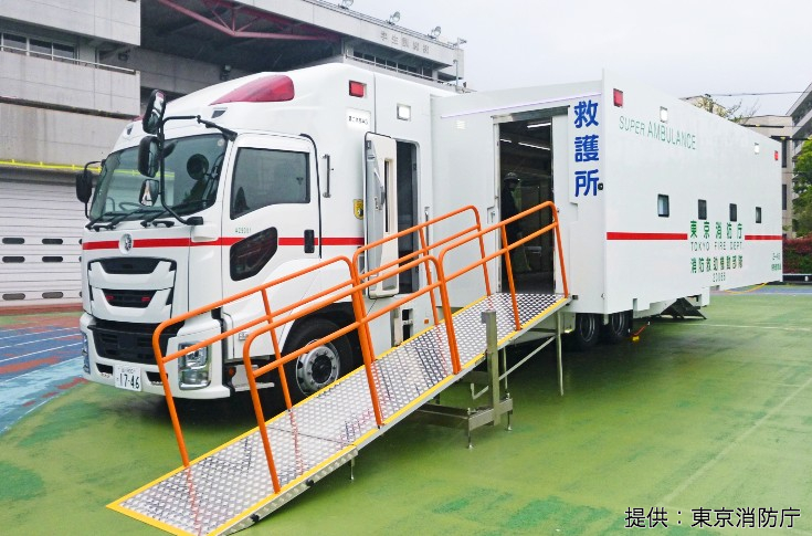 最大8床の動く病院!? 東京消防庁の超大型救急車「スーパーアンビュランス」とは？ 車内や装備を詳細解説！
