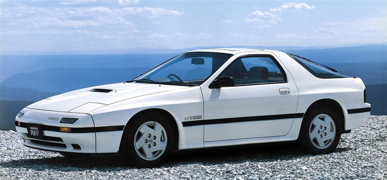 【燃費は極悪だけど】回せば最高。コツコツと熟成を重ねた純スポーツカー　FC3S型マツダ「RX-7」