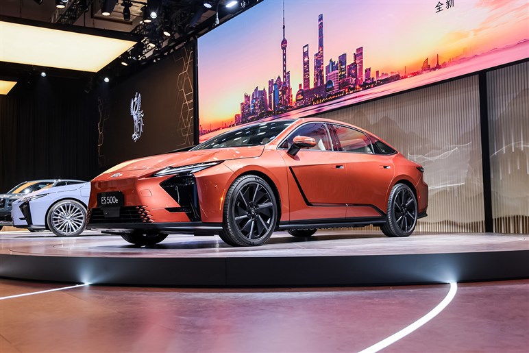 レクサス新型「ES」公開への反響は？　デザインに賛否もサイズ拡大に多くが不満…「中国意識しすぎ」の声も