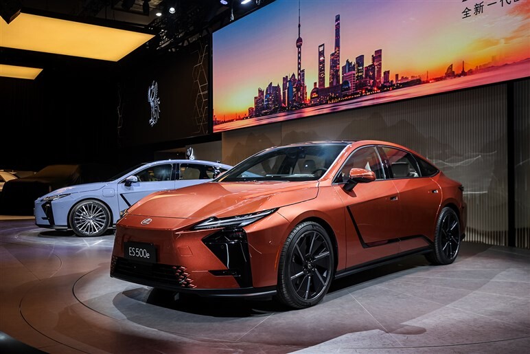 レクサス新型「ES」公開への反響は？　デザインに賛否もサイズ拡大に多くが不満…「中国意識しすぎ」の声も