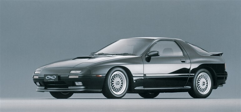 【燃費は極悪だけど】回せば最高。コツコツと熟成を重ねた純スポーツカー　FC3S型マツダ「RX-7」