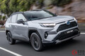 ツヤあり黒アクセントがスポーティ! トヨタ新型「RAV4」が豪で登場！ 大幅改良でハイブリッド車拡充