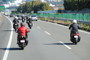 ナニコレ！ 「クルマみたいに飛び出すバイク用エアバッグ」開発中 実際に「クルマと正面衝突し試験」…その様子とは