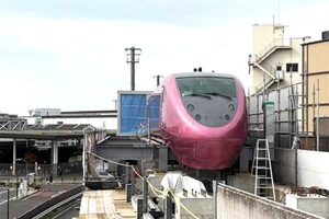特急「サンダーバード」がピンク色の「フューチャーバード」に再生！ 車内も驚愕の大変貌