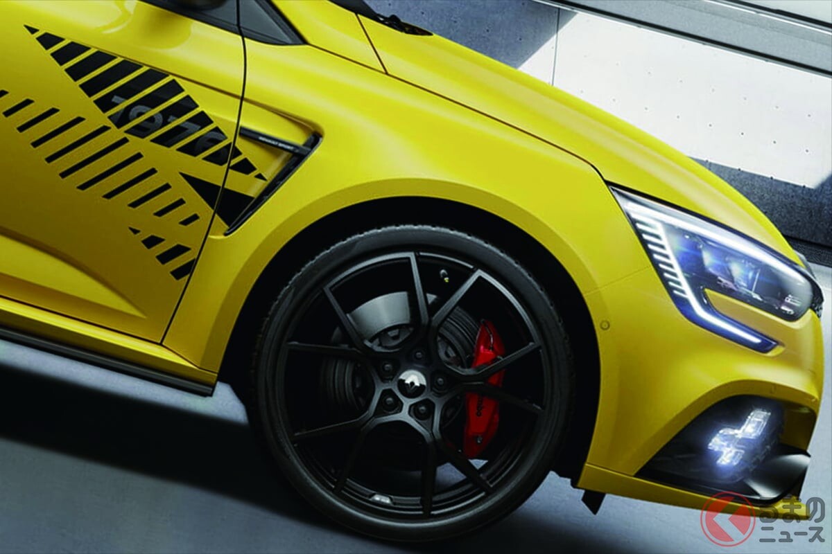1.8リッターエンジンで300馬力！ 全長4.4mの“ちょうどいい”「5人乗りスポーツ」がスゴイ！ ホンダ「シビックタイプR」のライバル的存在！ ルノー「メガーヌ R.S.ウルティム」とは？