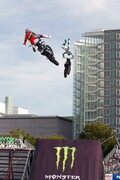 ドリフト仕様のスープラが走る！　東京のお台場でモータースポーツのど派手なイベントが開催