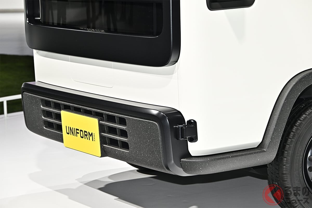 ダイハツの「斬新軽トラ」がスゴかった！ 「カクカクデザイン」×シンプル内装で「商用ニーズ」を徹底追求！ 広々フラット荷室実現の「ユニフォーム」 23年公開コンセプトを振り返る