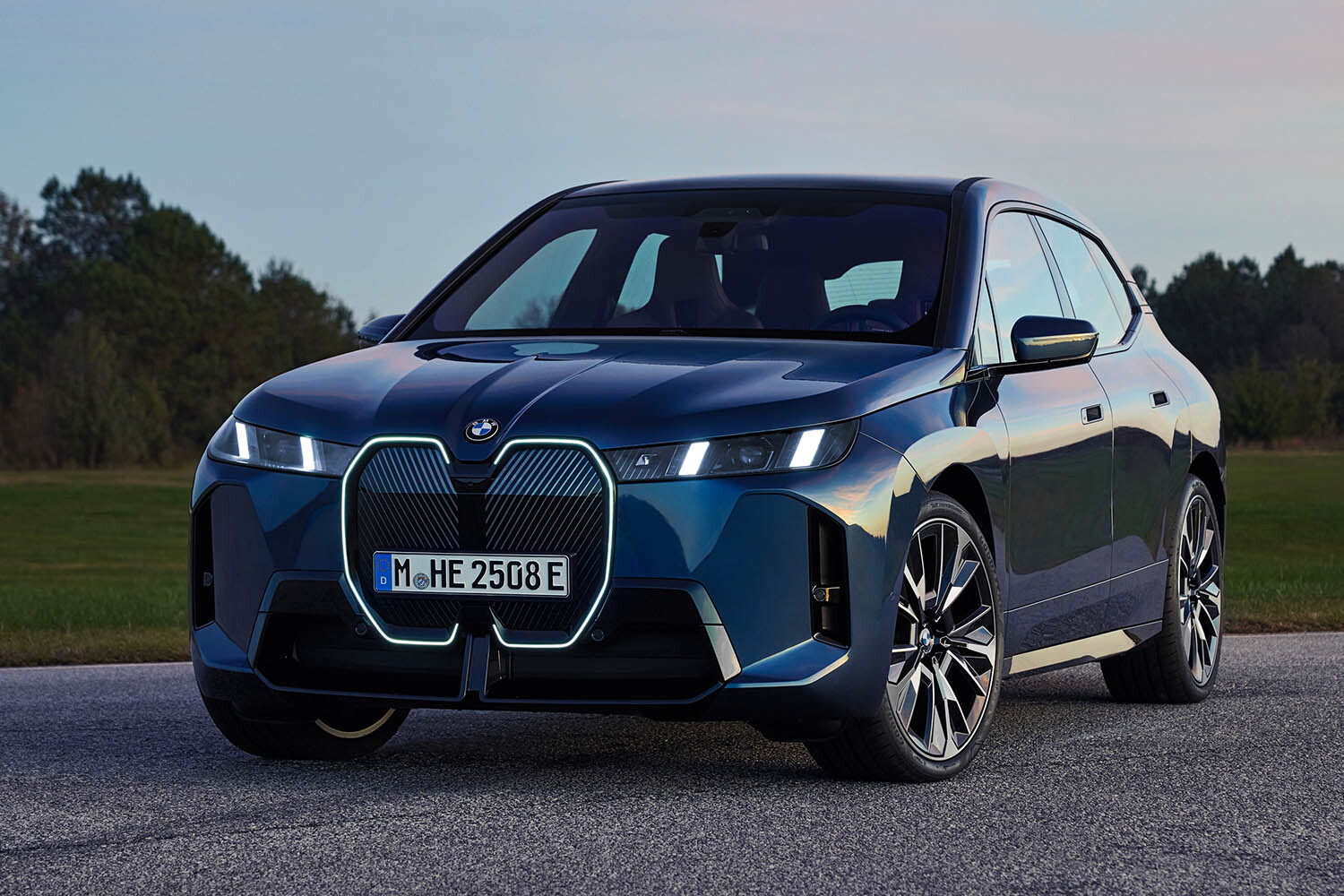 一充電航続距離723km！一部改良で魅力アップのBMW「iX」は史上最大トルクを発揮