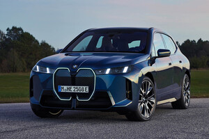 一充電航続距離723km！一部改良で魅力アップのBMW「iX」は史上最大トルクを発揮