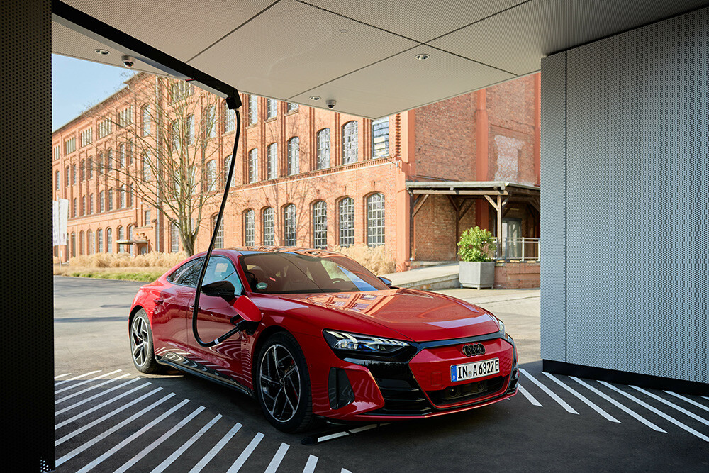 アウディがバリアフリーな充電ステーション「Audi charging hub」を独フランクルフルトにオープン