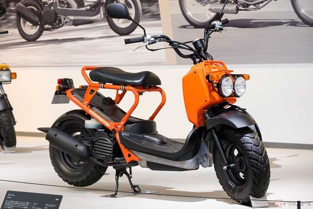 新ジャンル原付!?　スカスカのフリースペースでどう遊ぶ？　ホンダの個性派スクーター「ズーマー」とは