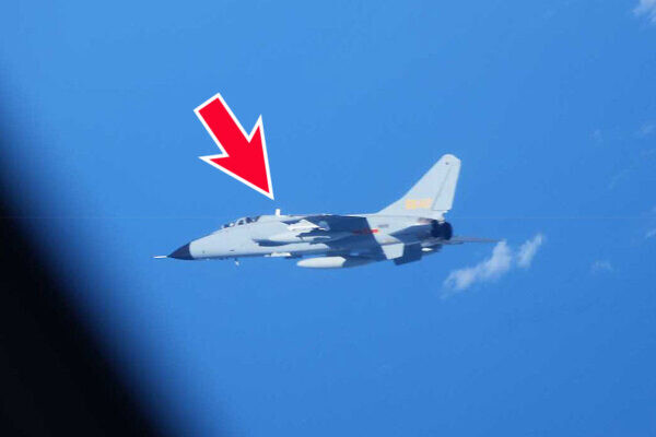 自衛隊機に異常接近した「見慣れぬ中国の戦闘爆撃機」よく見たら日本初の超音速戦闘機に激似かも!?