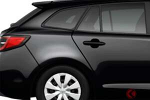 約257万円！ トヨタ最新・最安「“4WD”ステーションワゴン」が凄い！ 最上級より「80万円以上オトク」で“リッター27キロ超え”の低燃費！ めちゃ広ッ“荷室空間”の「カローラツーリングX」四駆仕様とは？