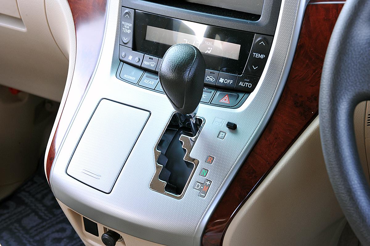 使われないクルマ と 使ったことない人 が大半 Atシフトレバー横の シフトロック ボタンの使い道とは Web Cartop 自動車情報サイト 新車 中古車 Carview