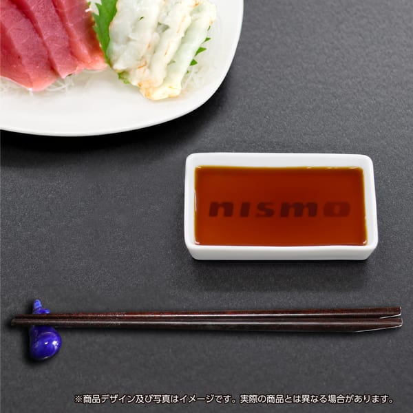 家呑みの肴にも！　NISMO好きなら食べる時もNISMO漬け！　ロゴが浮き上がるヴィレバンのしょうゆ皿が面白い