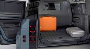 【1950年シリーズ1の車名を継承】商用仕様『ディフェンダー・ハードトップ』日本初導入！2名乗車のハードコアモデル