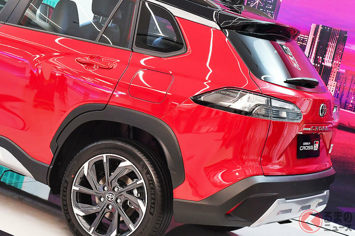 イケメンすぎなトヨタ新型「カローラ“SUV”」発表！ めちゃスポーティな「快速仕様」に「欲しい」の声も！ 約520万円の「カロクロGRS」とは