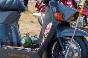 昭和好きに突き刺さる「シャコタン」＋「ヤンチャ」な魔改造スクーター!? 車載可能なホンダ「スカッシュ」が大変身!!
