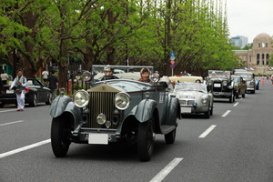 東京の中心を60台の絢爛クラシックカーがパレードラン