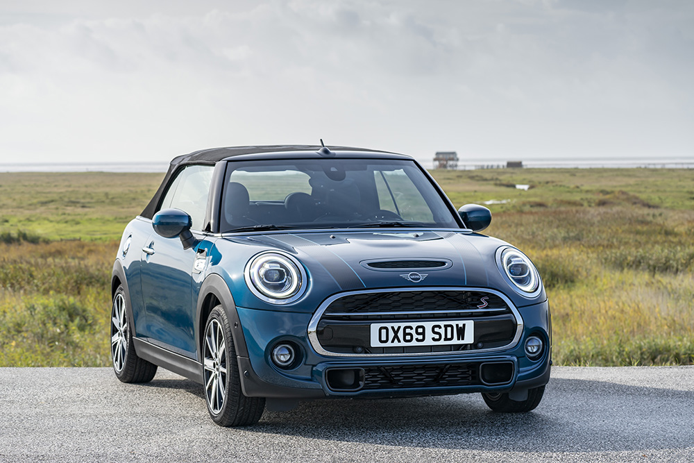吸い込まれるようなブルーメタリックのボディーがクールなmini Convertibleの限定モデル Sidewalk Edition Dime ヘッドライン 自動車情報サイト 新車 中古車 Carview