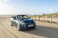 吸い込まれるようなブルーメタリックのボディーがクールなMINI Convertibleの限定モデル「Sidewalk Edition」