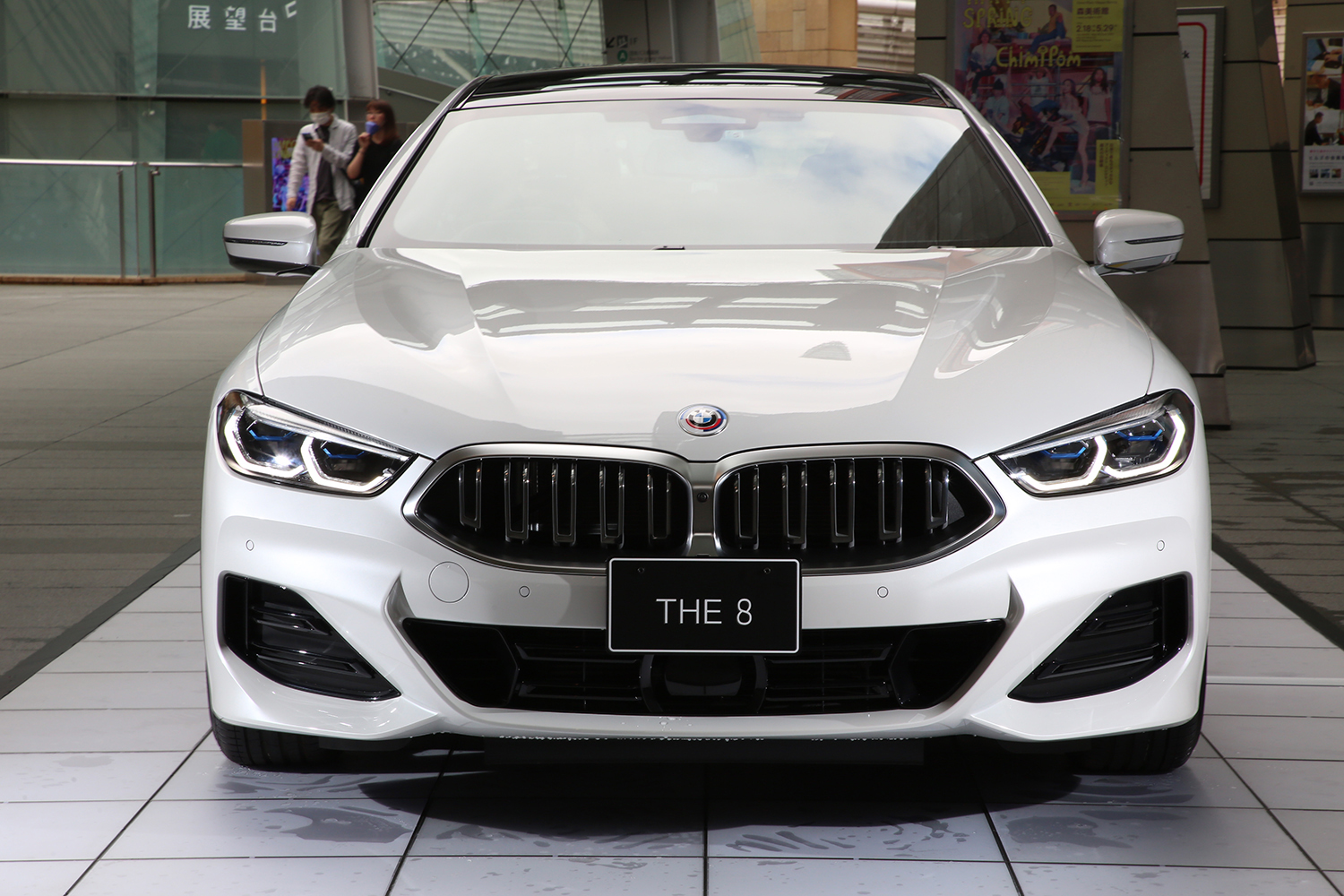 99台のうちの貴重な１台を六本木ヒルズで公開 展示 アートカーのようなbmwの超ポップな限定車 The 8 X ジェフ クーンズ Web Cartop 自動車情報サイト 新車 中古車 Carview