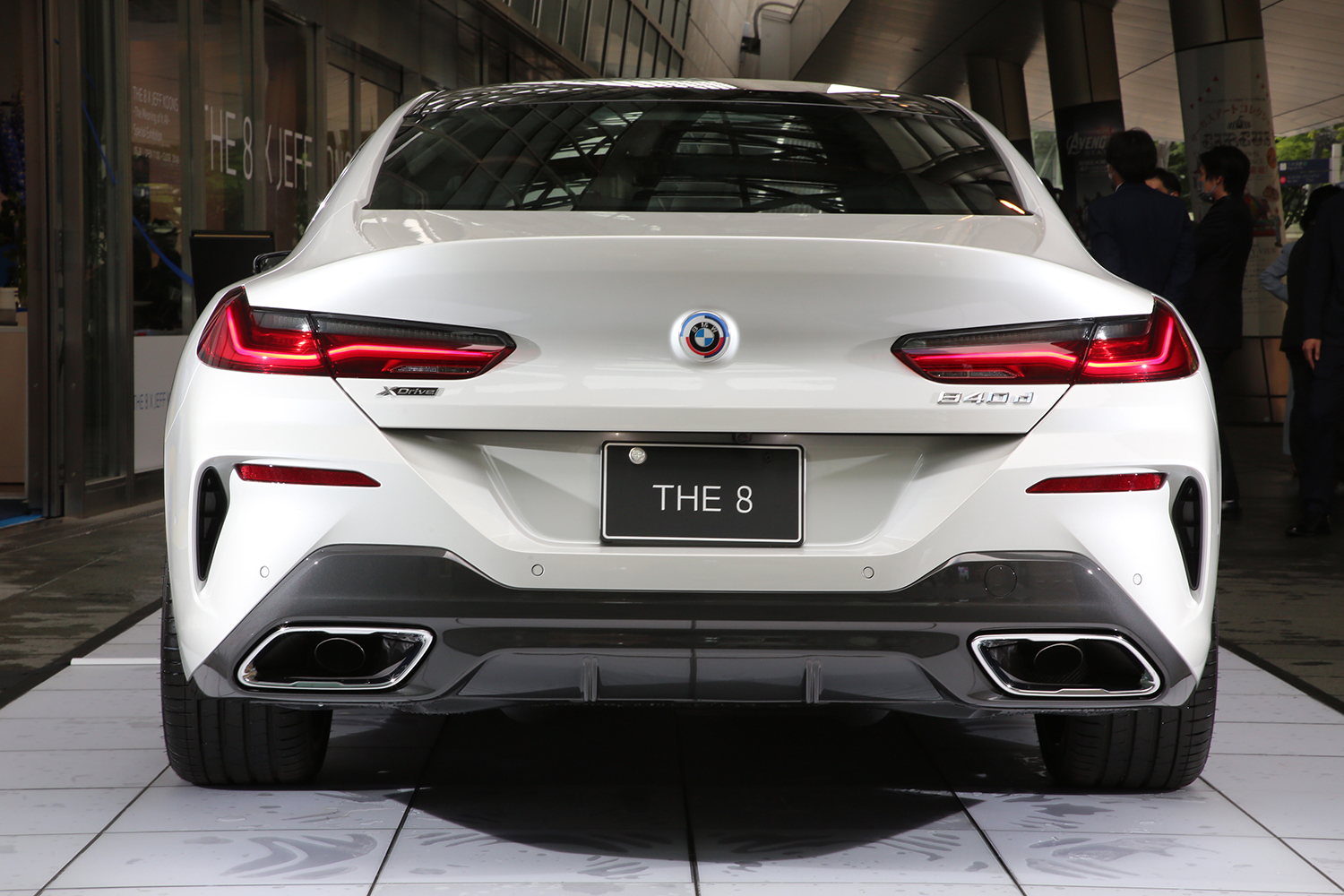 99台のうちの貴重な１台を六本木ヒルズで公開 展示 アートカーのようなbmwの超ポップな限定車 The 8 X ジェフ クーンズ Web Cartop 自動車情報サイト 新車 中古車 Carview